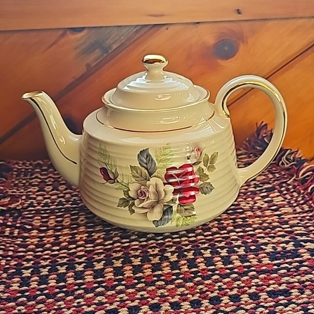 Sadler 3563 White & Red Rose Teapot
